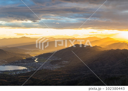 日本　京都府宮津市にある成相山パノラマ展望台から見える与謝野町と阿蘇海と夕焼け空 102380443
