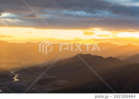 日本　京都府宮津市にある成相山パノラマ展望台から見える与謝野町と夕焼け空 102380464