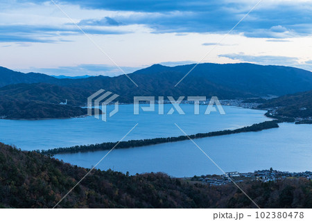 日本　京都府宮津市にある成相寺の弁天山展望台から見える夕暮れ時の天橋立 102380478