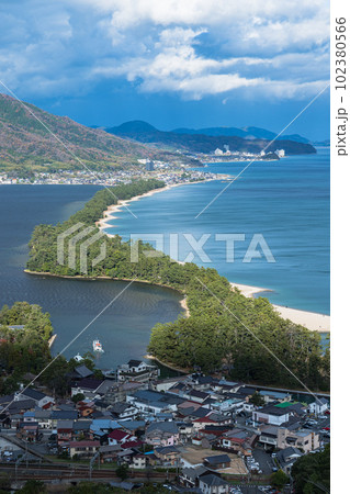 日本 京都府宮津市にある天橋立ビューランドから眺める天橋立の飛龍観 日本 京都府宮津市にある天橋立ビューランドから眺める天橋立の飛龍観 102380566