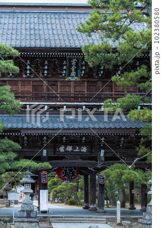 日本　京都府宮津市にある智恩寺の三門 102380580