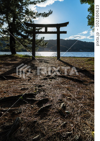 日本　京都府宮津市の丹後天橋立大江山国定公園にある天橋立神社の第一鳥居 102380623
