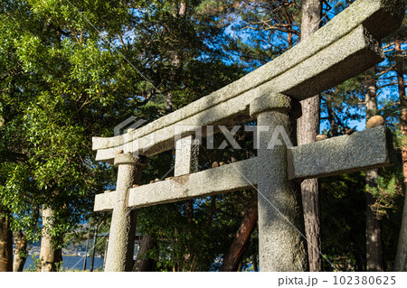 日本　京都府宮津市の丹後天橋立大江山国定公園にある天橋立神社の第一鳥居 102380625