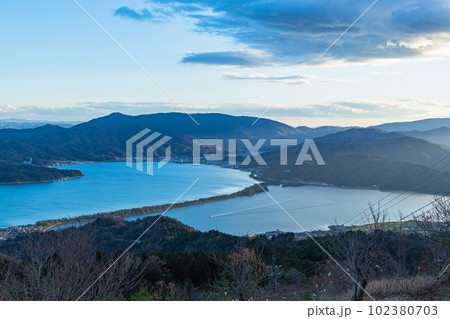 日本 京都府宮津市にある成相山パノラマ展望台から見える天橋立 日本 京都府宮津市にある成相山パノラマ展望台から見える天橋立 102380703