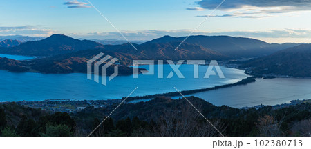 日本　京都府宮津市にある成相山パノラマ展望台から見える天橋立 102380713