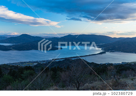日本 京都府宮津市にある成相山パノラマ展望台から見える天橋立 日本 京都府宮津市にある成相山パノラマ展望台から見える天橋立 102380729