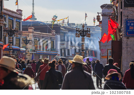 チベット・ラサの中心部にあるジョカン寺のまわりをコルラする人々 チベット・ラサの中心部にあるジョカン寺のまわりをコルラする人々 102380788