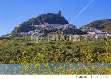 アンダルシア地方の白い村、サアラ・デ・ラ・シエラ アンダルシア地方の白い村、サアラ・デ・ラ・シエラ 102380806