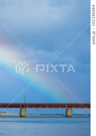 日本 京都府宮津市にある京都丹後鉄道の虹のかかった由良川橋梁 日本 京都府宮津市にある京都丹後鉄道の虹のかかった由良川橋梁 102380864