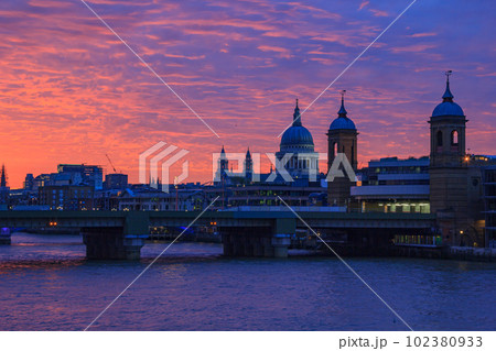 ロンドンで見た美しい夕焼けと街並み 102380933