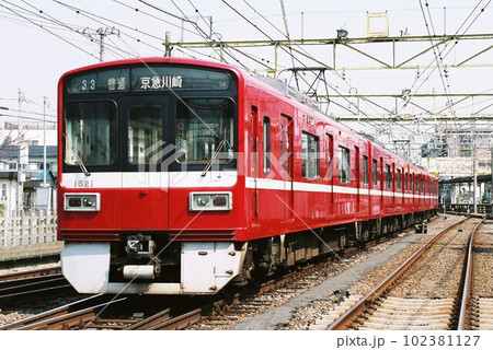 車両基地に停車する京浜急行電鉄1500形 102381127
