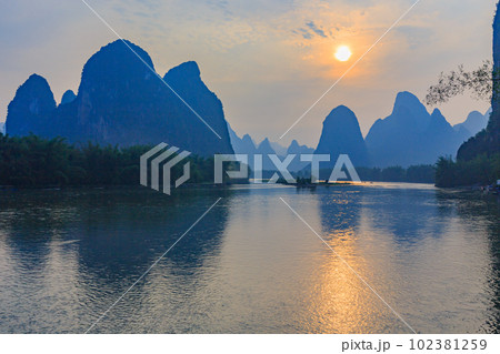 中国・桂林の夕暮れ時の見事な風景 102381259