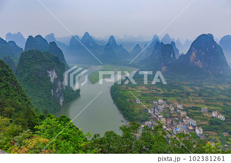 奇峰に囲まれた中国・桂林郊外の風景 奇峰に囲まれた中国・桂林郊外の風景 102381261