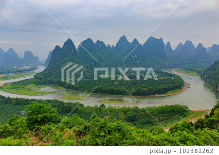 奇峰に囲まれた中国・桂林郊外の風景 102381262