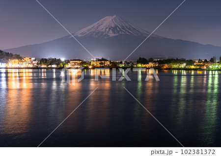 《山梨県》河口湖湖から眺める富士山・夜景 102381372