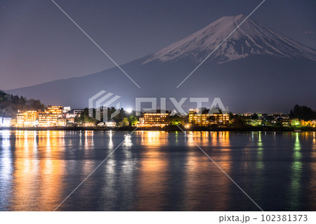 《山梨県》河口湖湖から眺める富士山・夜景 102381373