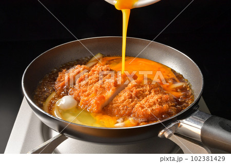 カツ丼を調理する 102381429
