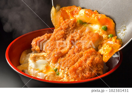 カツ丼・盛り付け中 102381431