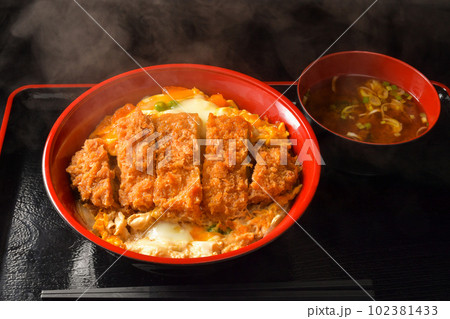 カツ丼と味噌汁 102381433