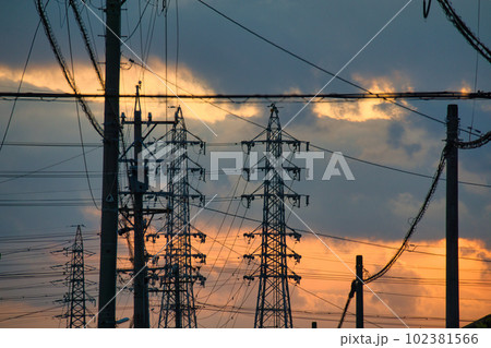 夕焼けで黄色く霞む空と建物のシルエット 夕焼けで黄色く霞む空と建物のシルエット 102381566