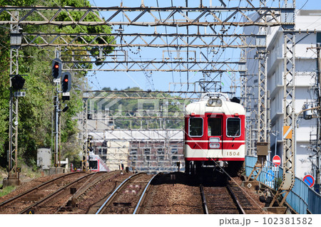 勾配を走る神戸電鉄の電車 102381582