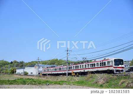 里山の勾配を行く神戸電鉄5000系電車 102381585