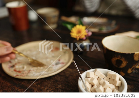 カフェでスイーツを完食した カフェでスイーツを完食した 102381605