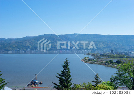 サービスエリアから見た諏訪湖 102382088