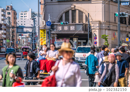日本の東京都市景観 5月・GW。浅草駅前はコロナ禍前の賑わい。マスク無しの方も…＝5日・子供の日 102382150