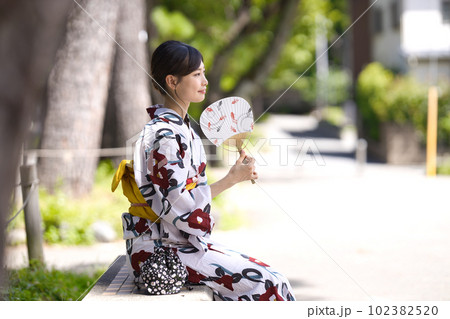浴衣を着た若い女性 102382520