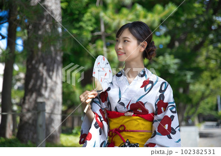 浴衣を着た若い女性 102382531
