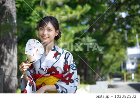 浴衣を着た若い女性 102382532
