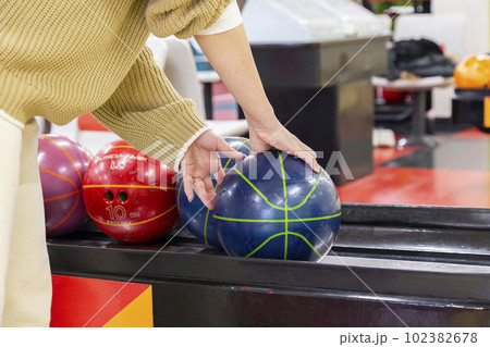 ボウリングをする女性の手元 102382678