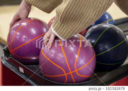 ボウリングをする女性の手元 102382679