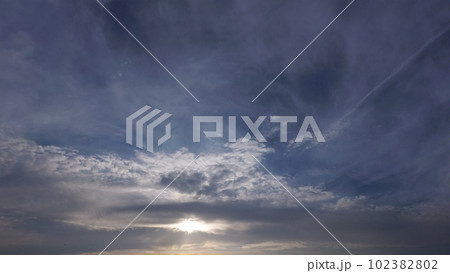 空一面に多様な雲が広がった夕方の空・春・超広角・空限定・230430pm 空一面に多様な雲が広がった夕方の空・春・超広角・空限定・230430pm 102382802