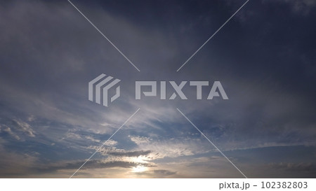 空一面に多様な雲が広がった夕方の空・春・超広角・空限定・230430pm 空一面に多様な雲が広がった夕方の空・春・超広角・空限定・230430pm 102382803