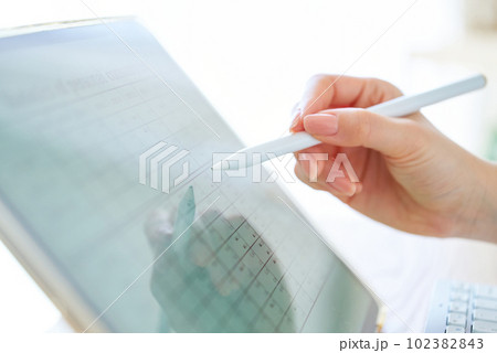 スタイラスペンを持つ女性の手元 スタイラスペンを持つ女性の手元 102382843
