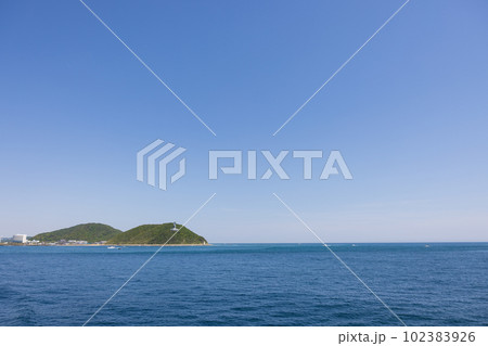 伊良湖岬の海の景色と伊勢湾海上交通センター 102383926