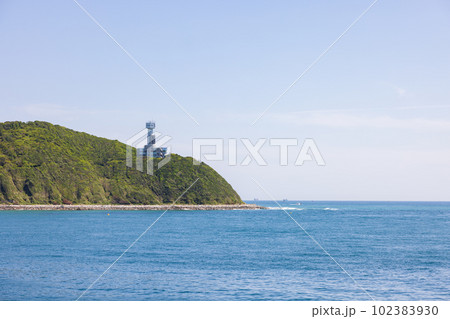 伊良湖岬の海の景色と伊勢湾海上交通センター 102383930