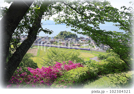 中海沿いを走る特急やくも号を古代出雲王陵の丘公園から眺めた構図（イラスト風） 102384321