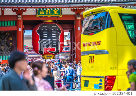 日本の東京都市景観 5月・GW。浅草寺はコロナ禍前の賑わい。マ無しの方も増加…はとバスの姿も=5日 日本の東京都市景観 5月・GW。浅草寺はコロナ禍前の賑わい。マ無しの方も増加…はとバスの姿も=5日 102384401