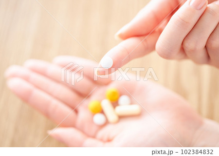 薬を持つ女性の手元 102384832