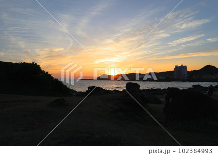 白浜野島崎園地からの夕日/千葉県南房総市白浜町 白浜野島崎園地からの夕日/千葉県南房総市白浜町 102384993