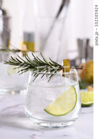 Pear Gin tonic cocktail Pear Gin tonic cocktail 102385924