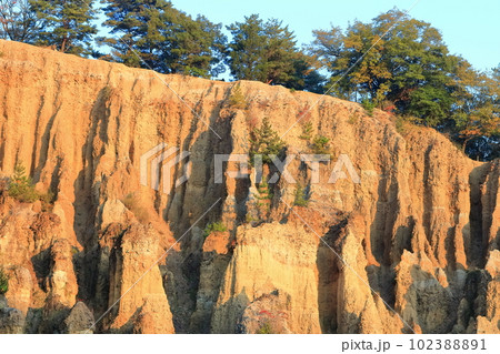 【徳島県】夕暮れ時の、阿波の土柱（世界三大土柱、国の天然記念物） 102388891