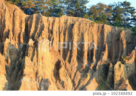 【徳島県】夕暮れ時の、阿波の土柱（世界三大土柱、国の天然記念物） 102388892