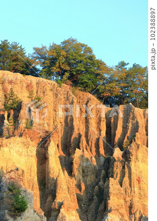 【徳島県】夕暮れ時の、阿波の土柱（世界三大土柱、国の天然記念物） 102388897