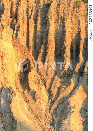 【徳島県】夕暮れ時の、阿波の土柱（世界三大土柱、国の天然記念物） 102388901