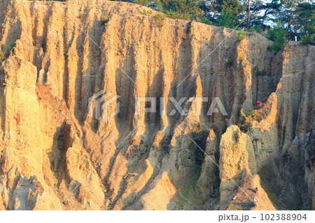 【徳島県】夕暮れ時の、阿波の土柱(世界三大土柱、国の天然記念物) 【徳島県】夕暮れ時の、阿波の土柱(世界三大土柱、国の天然記念物) 102388904