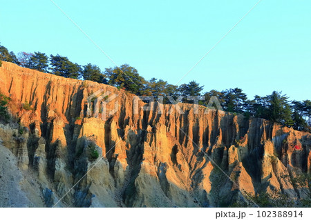 【徳島県】夕暮れ時の、阿波の土柱（世界三大土柱、国の天然記念物） 102388914